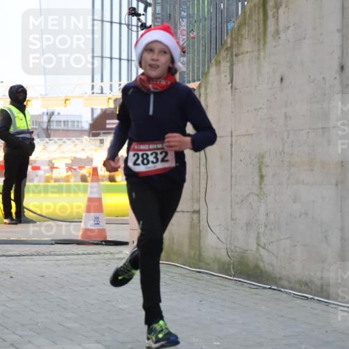 08.12.2024 - St. Pauli X-Mass-Run No. 14 H.Heesch http://msf.ph/oto/7487911 08.12.2024 09:52:43 Ziel 1921, 2832, 423, 2741, 2832 meine-sportfotos.de