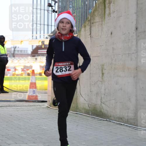 08.12.2024 - St. Pauli X-Mass-Run No. 14 H.Heesch http://msf.ph/oto/7487915 08.12.2024 09:52:43 Ziel 1921, 2832, 423, 2741, 2832 meine-sportfotos.de