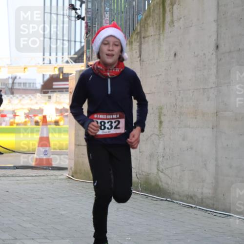 08.12.2024 - St. Pauli X-Mass-Run No. 14 H.Heesch http://msf.ph/oto/7487921 08.12.2024 09:52:43 Ziel 1921, 2832, 423, 2741, 2832 meine-sportfotos.de