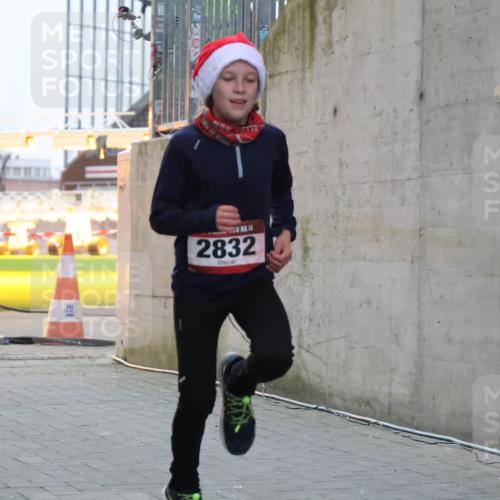 08.12.2024 - St. Pauli X-Mass-Run No. 14 H.Heesch http://msf.ph/oto/7487927 08.12.2024 09:52:43 Ziel 1921, 2832, 423, 2741, 2832 meine-sportfotos.de