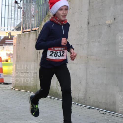 08.12.2024 - St. Pauli X-Mass-Run No. 14 H.Heesch http://msf.ph/oto/7487938 08.12.2024 09:52:43 Ziel 1921, 2832, 423, 2741, 2832 meine-sportfotos.de