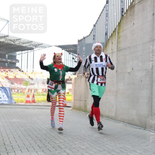 08.12.2024 - St. Pauli X-Mass-Run No. 14 H.Heesch http://msf.ph/oto/7488007 08.12.2024 10:03:10 Ziel 187, 1018, 1275, 2211, 2426, 2898, 3104, 3105, 345, 349, 613, 630 meine-sportfotos.de