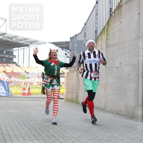 08.12.2024 - St. Pauli X-Mass-Run No. 14 H.Heesch http://msf.ph/oto/7488021 08.12.2024 10:03:10 Ziel 187, 1018, 1275, 2211, 2426, 2898, 3104, 3105, 345, 349, 613, 630 meine-sportfotos.de
