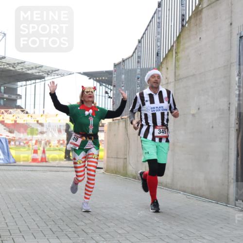 08.12.2024 - St. Pauli X-Mass-Run No. 14 H.Heesch http://msf.ph/oto/7488029 08.12.2024 10:03:10 Ziel 187, 1018, 1275, 2211, 2426, 2898, 3104, 3105, 345, 349, 613, 630 meine-sportfotos.de