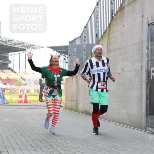 08.12.2024 - St. Pauli X-Mass-Run No. 14 H.Heesch http://msf.ph/oto/7488035 08.12.2024 10:03:11 Ziel 345, 349, 1018, 1275, 2211, 2426, 2898, 3104, 3105, 345, 349, 613, 630 meine-sportfotos.de