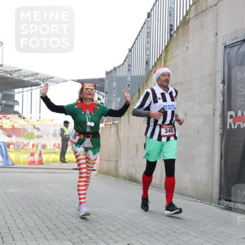 08.12.2024 - St. Pauli X-Mass-Run No. 14 H.Heesch http://msf.ph/oto/7488053 08.12.2024 10:03:11 Ziel 345, 349, 1018, 1275, 2211, 2426, 2898, 3104, 3105, 345, 349, 613, 630 meine-sportfotos.de