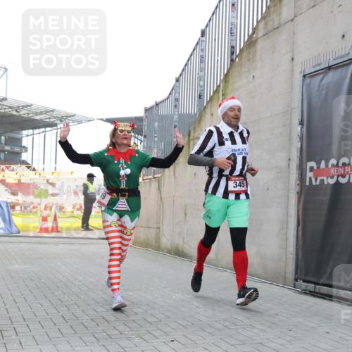 08.12.2024 - St. Pauli X-Mass-Run No. 14 H.Heesch http://msf.ph/oto/7488064 08.12.2024 10:03:11 Ziel 345, 349, 1018, 1275, 2211, 2426, 2898, 3104, 3105, 345, 349, 613, 630 meine-sportfotos.de