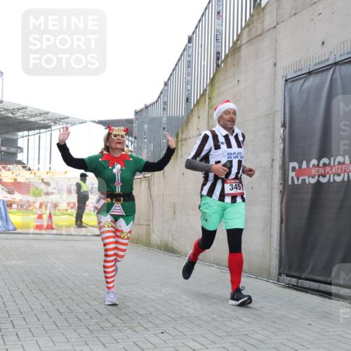 08.12.2024 - St. Pauli X-Mass-Run No. 14 H.Heesch http://msf.ph/oto/7488075 08.12.2024 10:03:11 Ziel 345, 349, 1018, 1275, 2211, 2426, 2898, 3104, 3105, 345, 349, 613, 630 meine-sportfotos.de