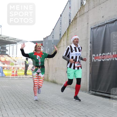 08.12.2024 - St. Pauli X-Mass-Run No. 14 H.Heesch http://msf.ph/oto/7488086 08.12.2024 10:03:11 Ziel 345, 349, 1018, 1275, 2211, 2426, 2898, 3104, 3105, 345, 349, 613, 630 meine-sportfotos.de