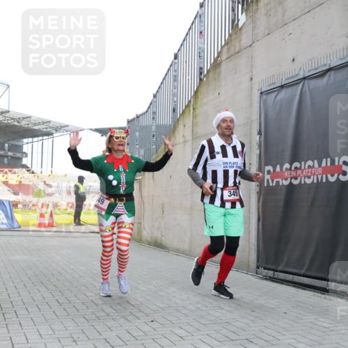 08.12.2024 - St. Pauli X-Mass-Run No. 14 H.Heesch http://msf.ph/oto/7488099 08.12.2024 10:03:11 Ziel 345, 349, 1018, 1275, 2211, 2426, 2898, 3104, 3105, 345, 349, 613, 630 meine-sportfotos.de