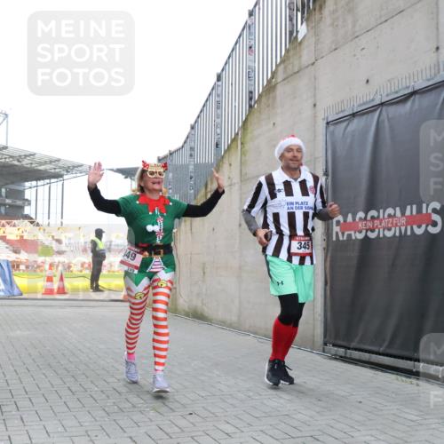 08.12.2024 - St. Pauli X-Mass-Run No. 14 H.Heesch http://msf.ph/oto/7488109 08.12.2024 10:03:11 Ziel 345, 349, 1018, 1275, 2211, 2426, 2898, 3104, 3105, 345, 349, 613, 630 meine-sportfotos.de