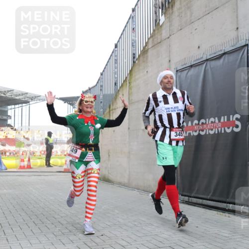 08.12.2024 - St. Pauli X-Mass-Run No. 14 H.Heesch http://msf.ph/oto/7488128 08.12.2024 10:03:11 Ziel 345, 349, 1018, 1275, 2211, 2426, 2898, 3104, 3105, 345, 349, 613, 630 meine-sportfotos.de