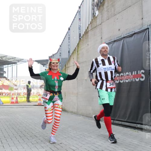 08.12.2024 - St. Pauli X-Mass-Run No. 14 H.Heesch http://msf.ph/oto/7488133 08.12.2024 10:03:11 Ziel 345, 349, 1018, 1275, 2211, 2426, 2898, 3104, 3105, 345, 349, 613, 630 meine-sportfotos.de