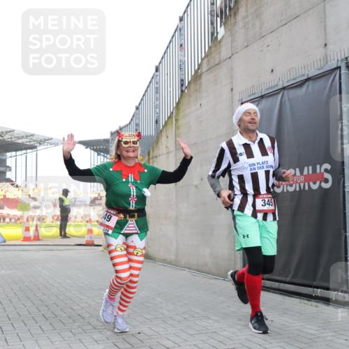 08.12.2024 - St. Pauli X-Mass-Run No. 14 H.Heesch http://msf.ph/oto/7488144 08.12.2024 10:03:11 Ziel 345, 349, 1018, 1275, 2211, 2426, 2898, 3104, 3105, 345, 349, 613, 630 meine-sportfotos.de