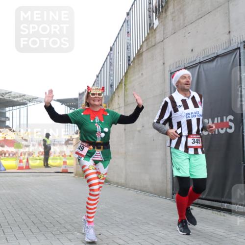 08.12.2024 - St. Pauli X-Mass-Run No. 14 H.Heesch http://msf.ph/oto/7488154 08.12.2024 10:03:11 Ziel 345, 349, 1018, 1275, 2211, 2426, 2898, 3104, 3105, 345, 349, 613, 630 meine-sportfotos.de