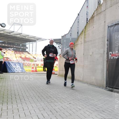 08.12.2024 - St. Pauli X-Mass-Run No. 14 H.Heesch http://msf.ph/oto/7488172 08.12.2024 10:03:17 Ziel 345, 349, 613, 1018, 2426, 3104, 3105, 613, 630, 1219, 1958, 2213, 2265, 3039 meine-sportfotos.de