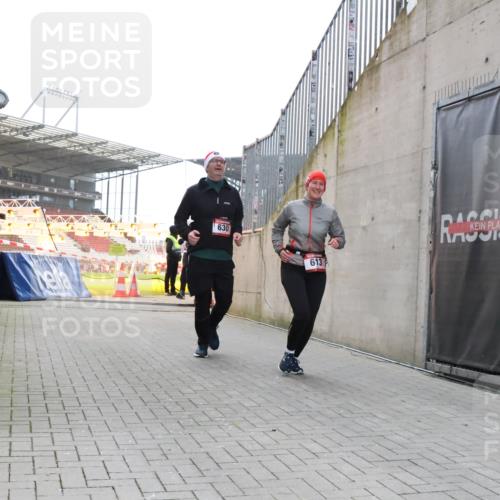08.12.2024 - St. Pauli X-Mass-Run No. 14 H.Heesch http://msf.ph/oto/7488221 08.12.2024 10:03:17 Ziel 345, 349, 613, 1018, 2426, 3104, 3105, 613, 630, 1219, 1958, 2213, 2265, 3039 meine-sportfotos.de