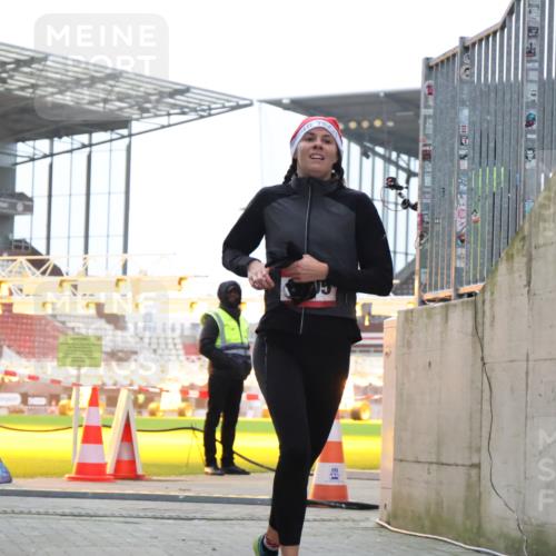 08.12.2024 - St. Pauli X-Mass-Run No. 14 H.Heesch http://msf.ph/oto/7488227 08.12.2024 09:52:52 Ziel 423, 2741, 2832, 3305, 3305 meine-sportfotos.de