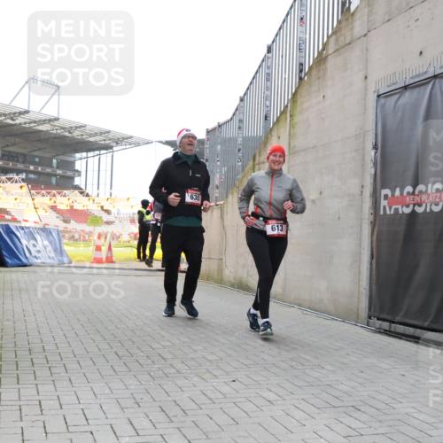 08.12.2024 - St. Pauli X-Mass-Run No. 14 H.Heesch http://msf.ph/oto/7488234 08.12.2024 10:03:17 Ziel 345, 349, 613, 1018, 2426, 3104, 3105, 613, 630, 1219, 1958, 2213, 2265, 3039 meine-sportfotos.de