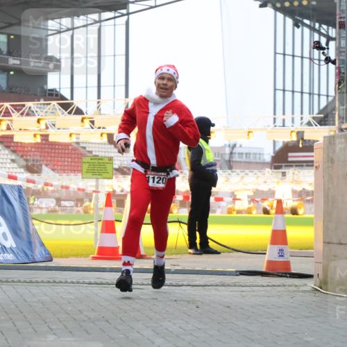 08.12.2024 - St. Pauli X-Mass-Run No. 14 H.Heesch http://msf.ph/oto/7488237 08.12.2024 09:53:10 Ziel 1120 meine-sportfotos.de