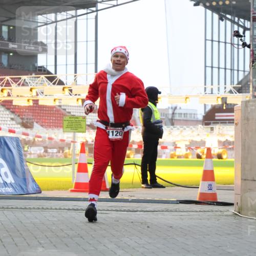 08.12.2024 - St. Pauli X-Mass-Run No. 14 H.Heesch http://msf.ph/oto/7488250 08.12.2024 09:53:10 Ziel 1120 meine-sportfotos.de