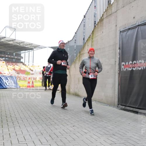 08.12.2024 - St. Pauli X-Mass-Run No. 14 H.Heesch http://msf.ph/oto/7488257 08.12.2024 10:03:17 Ziel 345, 349, 613, 1018, 2426, 3104, 3105, 613, 630, 1219, 1958, 2213, 2265, 3039 meine-sportfotos.de