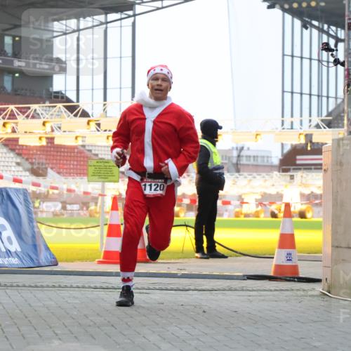 08.12.2024 - St. Pauli X-Mass-Run No. 14 H.Heesch http://msf.ph/oto/7488262 08.12.2024 09:53:10 Ziel 1120 meine-sportfotos.de