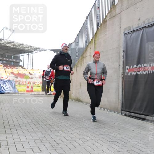 08.12.2024 - St. Pauli X-Mass-Run No. 14 H.Heesch http://msf.ph/oto/7488266 08.12.2024 10:03:17 Ziel 345, 349, 613, 1018, 2426, 3104, 3105, 613, 630, 1219, 1958, 2213, 2265, 3039 meine-sportfotos.de