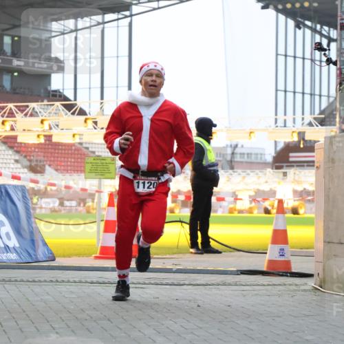 08.12.2024 - St. Pauli X-Mass-Run No. 14 H.Heesch http://msf.ph/oto/7488268 08.12.2024 09:53:10 Ziel 1120 meine-sportfotos.de
