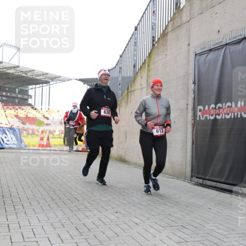 08.12.2024 - St. Pauli X-Mass-Run No. 14 H.Heesch http://msf.ph/oto/7488273 08.12.2024 10:03:17 Ziel 345, 349, 613, 1018, 2426, 3104, 3105, 613, 630, 1219, 1958, 2213, 2265, 3039 meine-sportfotos.de