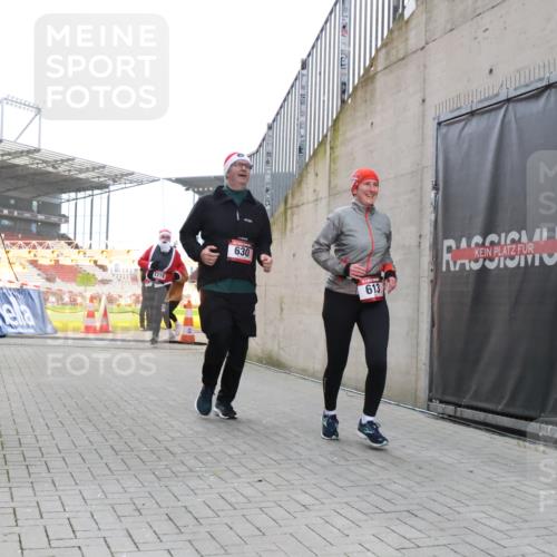 08.12.2024 - St. Pauli X-Mass-Run No. 14 H.Heesch http://msf.ph/oto/7488278 08.12.2024 10:03:17 Ziel 345, 349, 613, 1018, 2426, 3104, 3105, 613, 630, 1219, 1958, 2213, 2265, 3039 meine-sportfotos.de