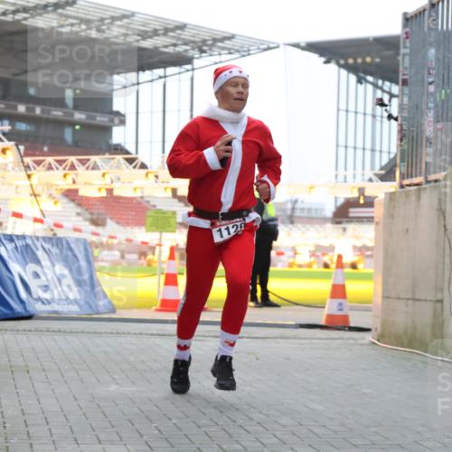 08.12.2024 - St. Pauli X-Mass-Run No. 14 H.Heesch http://msf.ph/oto/7488282 08.12.2024 09:53:11 Ziel 1120, 1120 meine-sportfotos.de