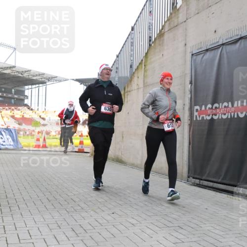 08.12.2024 - St. Pauli X-Mass-Run No. 14 H.Heesch http://msf.ph/oto/7488285 08.12.2024 10:03:17 Ziel 345, 349, 613, 1018, 2426, 3104, 3105, 613, 630, 1219, 1958, 2213, 2265, 3039 meine-sportfotos.de