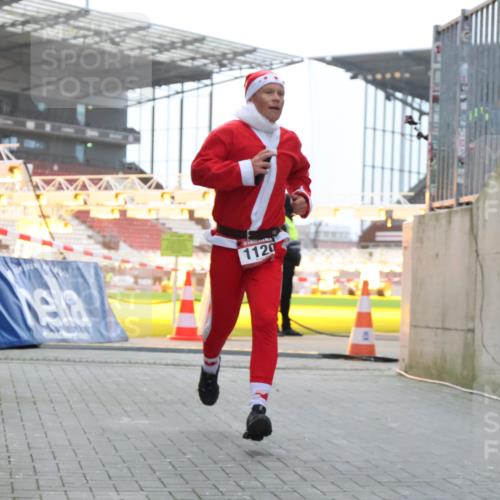 08.12.2024 - St. Pauli X-Mass-Run No. 14 H.Heesch http://msf.ph/oto/7488290 08.12.2024 09:53:11 Ziel 1120, 1120 meine-sportfotos.de