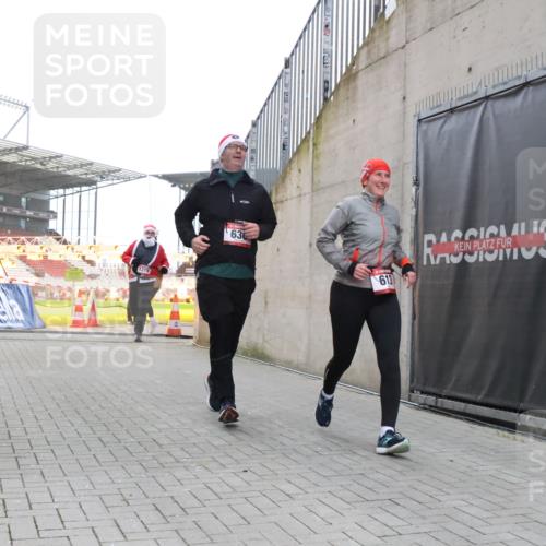08.12.2024 - St. Pauli X-Mass-Run No. 14 H.Heesch http://msf.ph/oto/7488292 08.12.2024 10:03:17 Ziel 345, 349, 613, 1018, 2426, 3104, 3105, 613, 630, 1219, 1958, 2213, 2265, 3039 meine-sportfotos.de