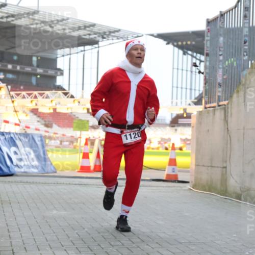 08.12.2024 - St. Pauli X-Mass-Run No. 14 H.Heesch http://msf.ph/oto/7488301 08.12.2024 09:53:11 Ziel 1120, 1120 meine-sportfotos.de