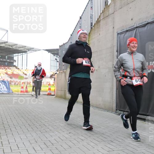 08.12.2024 - St. Pauli X-Mass-Run No. 14 H.Heesch http://msf.ph/oto/7488304 08.12.2024 10:03:18 Ziel 345, 349, 613, 630, 1018, 2426, 3104, 3105, 613, 630, 1219, 1958, 2213, 2265, 3039 meine-sportfotos.de