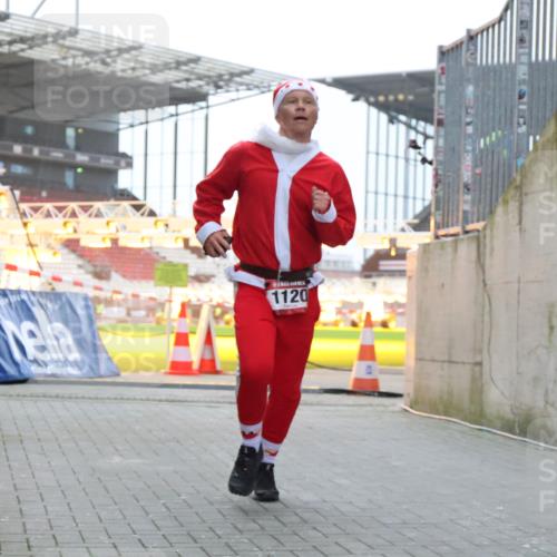 08.12.2024 - St. Pauli X-Mass-Run No. 14 H.Heesch http://msf.ph/oto/7488308 08.12.2024 09:53:11 Ziel 1120, 1120 meine-sportfotos.de
