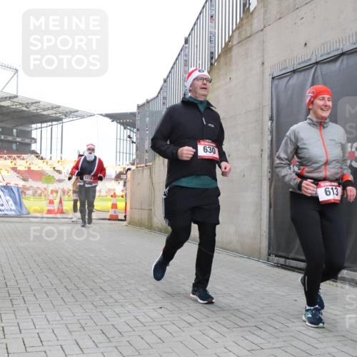 08.12.2024 - St. Pauli X-Mass-Run No. 14 H.Heesch http://msf.ph/oto/7488309 08.12.2024 10:03:18 Ziel 345, 349, 613, 630, 1018, 2426, 3104, 3105, 613, 630, 1219, 1958, 2213, 2265, 3039 meine-sportfotos.de