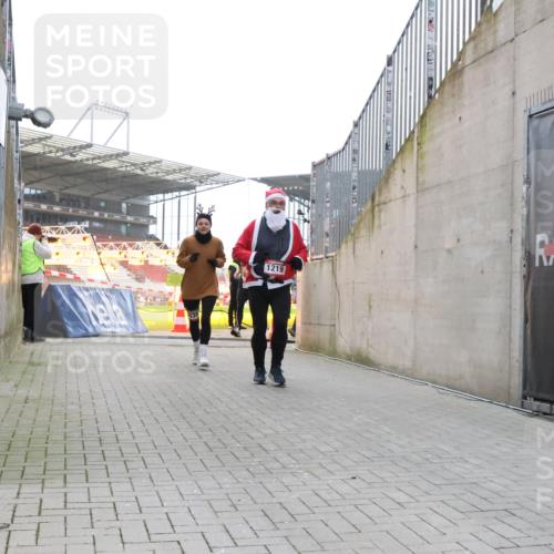 08.12.2024 - St. Pauli X-Mass-Run No. 14 H.Heesch http://msf.ph/oto/7488314 08.12.2024 10:03:19 Ziel 345, 349, 613, 630, 1018, 2426, 613, 630, 1219, 1958, 2213, 2265, 3039 meine-sportfotos.de