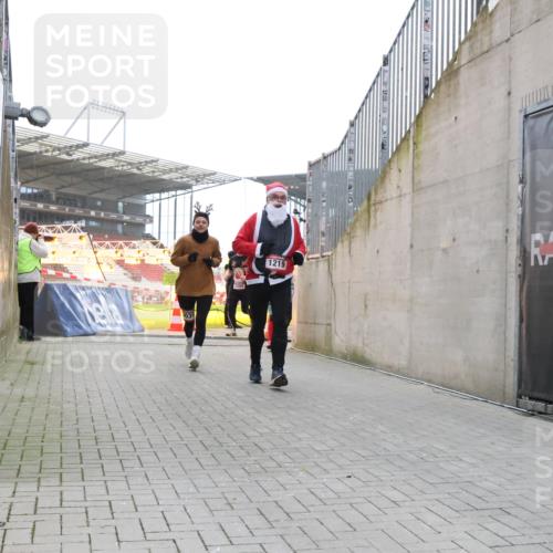 08.12.2024 - St. Pauli X-Mass-Run No. 14 H.Heesch http://msf.ph/oto/7488319 08.12.2024 10:03:19 Ziel 345, 349, 613, 630, 1018, 2426, 613, 630, 1219, 1958, 2213, 2265, 3039 meine-sportfotos.de
