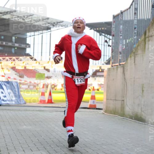 08.12.2024 - St. Pauli X-Mass-Run No. 14 H.Heesch http://msf.ph/oto/7488322 08.12.2024 09:53:11 Ziel 1120, 1120 meine-sportfotos.de