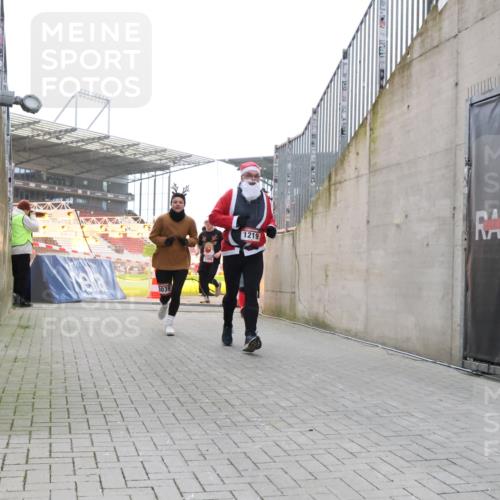 08.12.2024 - St. Pauli X-Mass-Run No. 14 H.Heesch http://msf.ph/oto/7488324 08.12.2024 10:03:20 Ziel 345, 349, 613, 630, 630, 1219, 1958, 2213, 2265, 3039 meine-sportfotos.de