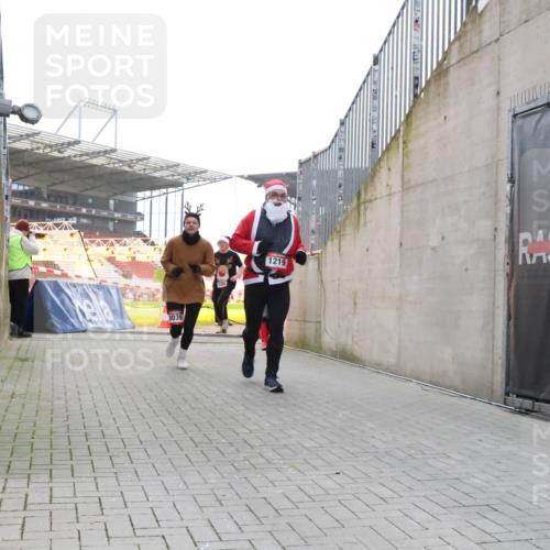 08.12.2024 - St. Pauli X-Mass-Run No. 14 H.Heesch http://msf.ph/oto/7488331 08.12.2024 10:03:20 Ziel 345, 349, 613, 630, 630, 1219, 1958, 2213, 2265, 3039 meine-sportfotos.de