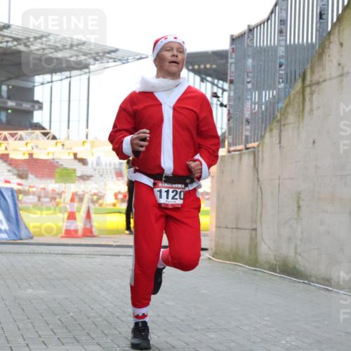 08.12.2024 - St. Pauli X-Mass-Run No. 14 H.Heesch http://msf.ph/oto/7488333 08.12.2024 09:53:11 Ziel 1120, 1120 meine-sportfotos.de