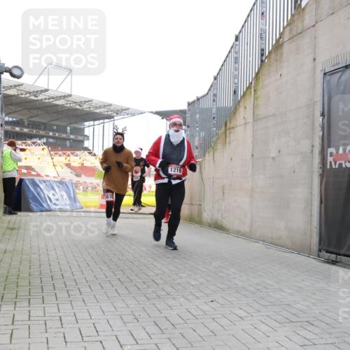 08.12.2024 - St. Pauli X-Mass-Run No. 14 H.Heesch http://msf.ph/oto/7488338 08.12.2024 10:03:20 Ziel 345, 349, 613, 630, 630, 1219, 1958, 2213, 2265, 3039 meine-sportfotos.de