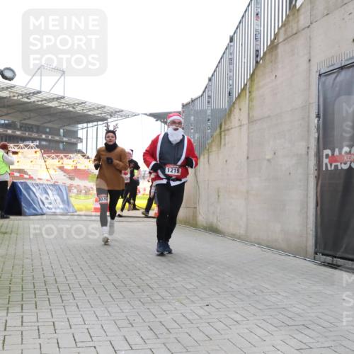 08.12.2024 - St. Pauli X-Mass-Run No. 14 H.Heesch http://msf.ph/oto/7488351 08.12.2024 10:03:20 Ziel 345, 349, 613, 630, 630, 1219, 1958, 2213, 2265, 3039 meine-sportfotos.de