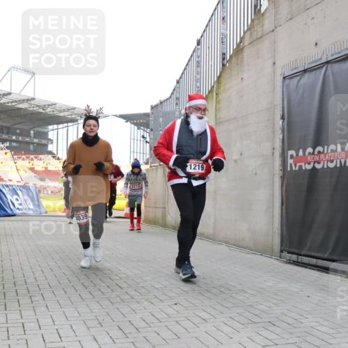 08.12.2024 - St. Pauli X-Mass-Run No. 14 H.Heesch http://msf.ph/oto/7488358 08.12.2024 10:03:21 Ziel 345, 349, 613, 630, 1219, 3039, 1219, 1958, 2213, 2265, 3039 meine-sportfotos.de