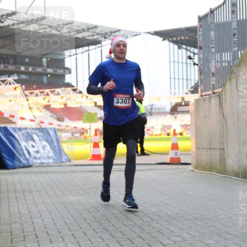 08.12.2024 - St. Pauli X-Mass-Run No. 14 H.Heesch http://msf.ph/oto/7488364 08.12.2024 09:53:33 Ziel 3307, 3307 meine-sportfotos.de