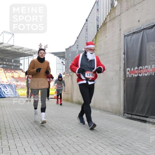 08.12.2024 - St. Pauli X-Mass-Run No. 14 H.Heesch http://msf.ph/oto/7488369 08.12.2024 10:03:21 Ziel 345, 349, 613, 630, 1219, 3039, 1219, 1958, 2213, 2265, 3039 meine-sportfotos.de